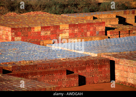 Pile di nuovo LBC mattoni laterizi Hanson brick company Whittlesey Cambridgeshire England Regno Unito Regno Unito Foto Stock