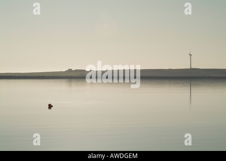 dh BURRAY ORKNEY Farmhouse campagna turbina a vento verde energia elettrica singolo turbine eoliche fattoria costa Foto Stock