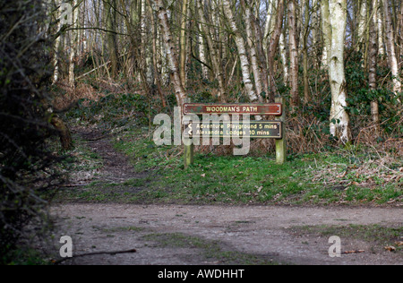 Percorso Woodmans cartello indicante la direzione e il tempo per raggiungere a piedi molte delle strutture e funzioni visto in Bestwood Country Park una comunità basata sui resti del vecchio di Bestwood Colliery contemporaneamente la fama di essere il più grande nel regno Unito che ha chiuso nel 1967. Bestwood Country Park Nottingham, Regno Unito Foto Stock