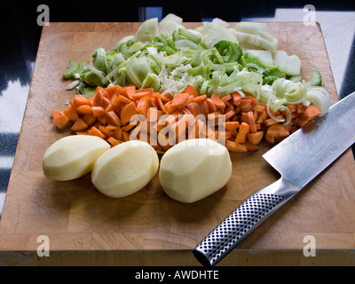 Stufato di carne gli ingredienti su di un tagliere di legno Foto Stock