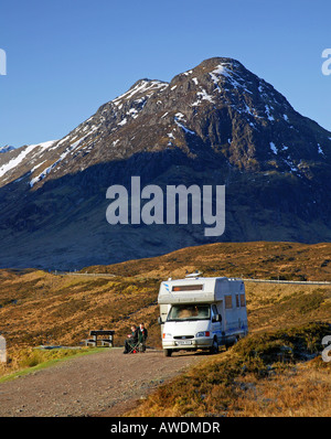 Camper parcheggiato sul percorso con 'Stob nan Cabar' Glencoe mountain in background, Lochaber, Scotland, Regno Unito, Europa Foto Stock