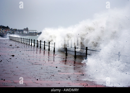 Onde enormi pastella promenade e il resto dell'Cornish Coast a causa di tempeste nel decimo mese di marzo 2008 Foto Stock