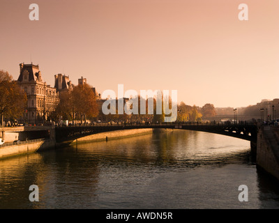 Parigi e la Senna in autunno - Hotel de Ville e Pont d'Arcole al crepuscolo Foto Stock