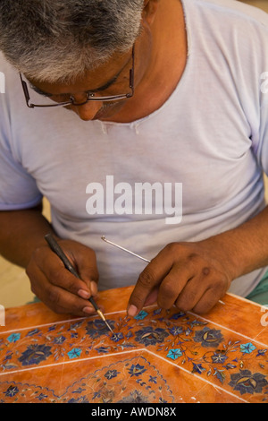 Artigiano lavorando a intarsio floreale pattern fatta di pietre semi-preziose in marmo piano portapaziente Agra Uttar Pradesh India Asia Foto Stock