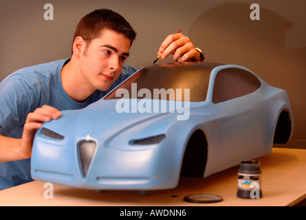 Un design automobilistico studente presso l'Università di Coventry lavorando su un concetto stile ALFA ROMEO MODELLO DI PROGETTAZIONE UK Foto Stock