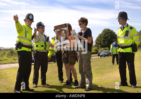 Polizia animale diretta attivisti dei diritti a un animale diritti marzo a Moreton in Marsh FIRE COLLEGE Foto Stock