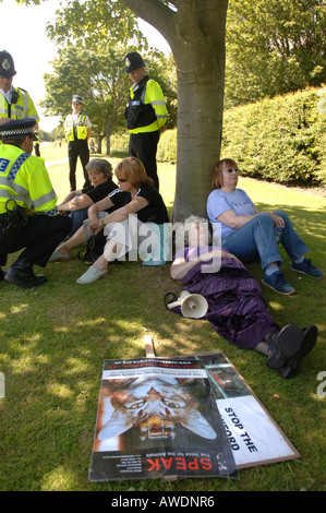 La polizia di parlare con i diritti degli animali gli attivisti in corrispondenza di un i diritti degli animali da marzo a Moreton in Marsh FIRE COLLEGE Foto Stock