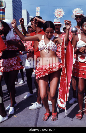 Ragazza ballerina dalla sfilata di carnevale a Rio de Janeiro in Brasile Foto Stock