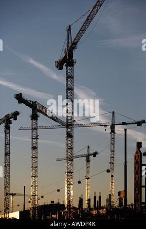 Sito in costruzione di gru al tramonto Foto Stock