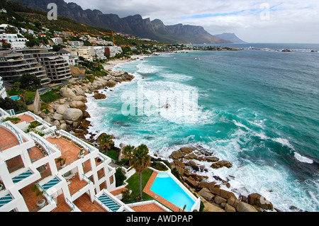La piscina di una villa nella esclusiva località balneare Clifton all'Oceano Atlantico a Città del Capo in Sud Africa Foto Stock