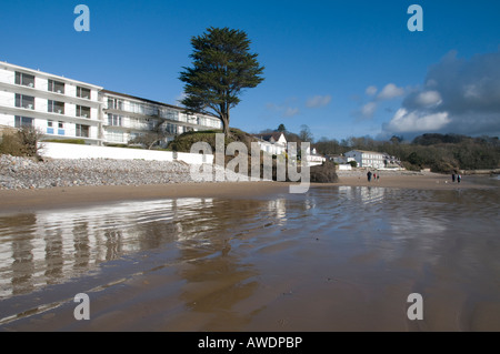 Saundersfoot Pembrokeshire wales - mare appartamenti e gli appartamenti su un soleggiato chiara mattina di primavera Foto Stock