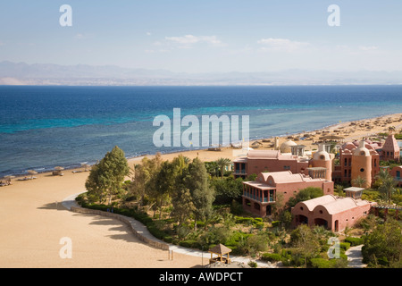 Taba Heights Penisola del Sinai Egitto Alta Vista su una tranquilla spiaggia di sabbia e hotel nel resort sul Mar Rosso costa orientale Foto Stock