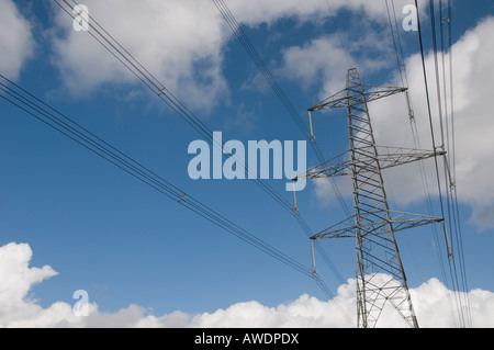 Elettricità pilone con nuvole bianche e blu cielo Foto Stock