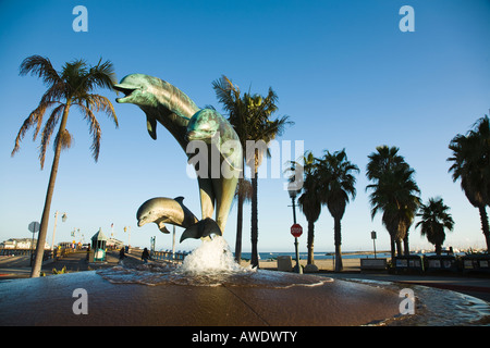 CALIFORNIA Santa Barbara Bud Bottoms Dolphin statua ad ingresso a Stearns Wharf Foto Stock