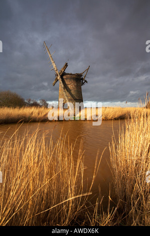 I resti di drenaggio Brograve Mill / Mulino a vento sulla Horsey station wagon, Waxham nuovo taglio, Norfolk Broads Foto Stock