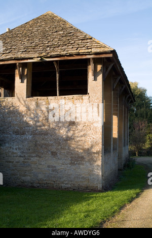 Tre quarti di vista di una pietra e la costruzione del legname utilizzato in Harry Potter, Lacock Foto Stock