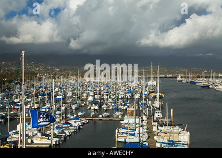 CALIFORNIA Santa Barbara barche a vela e barche a motore di varie dimensioni ormeggiata nel porto e marina vista dal Museo Marittimo Foto Stock