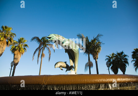 CALIFORNIA Santa Barbara Bud Bottoms Dolphin statua ad ingresso a Stearns Wharf Foto Stock