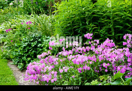 Estate a confine Broadleas giardino, Devizes, Wiltshire, Inghilterra, Regno Unito Foto Stock