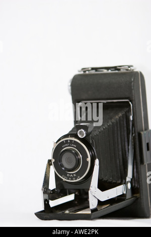 Un vecchio stile fotocamera a soffietto contro uno sfondo bianco. Foto Stock