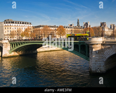 Autobus turistico attraversa il Pont Notre Dame oltre la Senna a Parigi Francia Europa Foto Stock