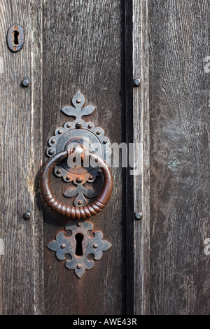 Antica porta in legno di quercia di blocco e latch in St Stephen's Church, Kirkby Stephen, Cumbria, Inghilterra Foto Stock