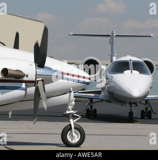 Elica e jet pilotato gli aerei in un piccolo aeroporto Foto Stock
