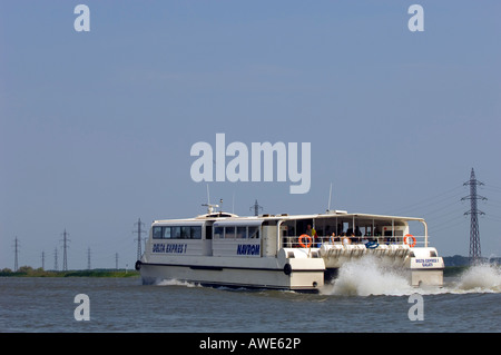 Europa Romania Delta del Danubio Bratul Sulina barca che connettono Tulcea e Sulina Foto Stock