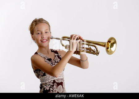 Fotografia di stock di una giovane ragazza a suonare la tromba Foto Stock