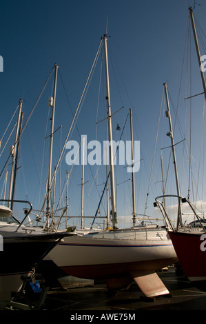 Barche e yacht memorizzate in modo sicuro al di fuori dell'acqua overwinter sulla banchina Saundersfoot Pembrokeshire wales Foto Stock