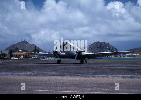 Ristrutturato Douglas DC-3 gli aerei a terra all'aeroporto di Gran Roque island, archipielago los Roques, Venezuela, Sud America Foto Stock