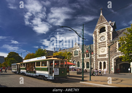 Un vintage restaurati tram presso il Centro delle Arti, Christchurch, Nuova Zelanda. La fermata del tram si armonizza bene con l'architettura vittoriana. Foto Stock