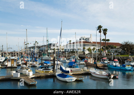 CALIFORNIA Santa Barbara barche a vela e barche a motore di varie dimensioni ormeggiata nel porto e marina il Museo Marittimo di costruzione Foto Stock