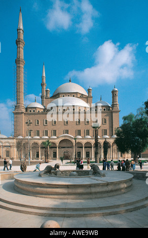 Una fontana inanellato da sculture in pietra dei Lions di fronte alla moschea di Mohammed Ali La Cittadella del Cairo in Egitto Foto Stock