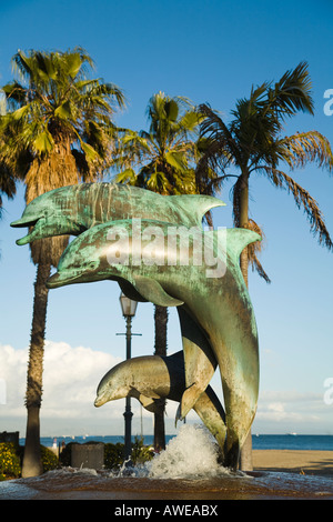 CALIFORNIA Santa Barbara Bud Bottoms Dolphin statua ad ingresso a Stearns Wharf Foto Stock