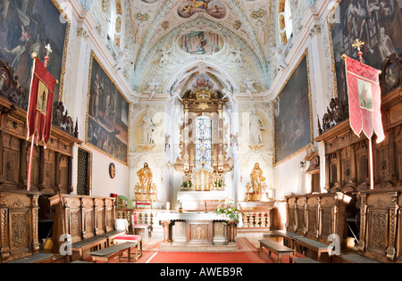 Stucco e coro vecchio vetro della finestra con l'altare maggiore (costruito ca. 1230) in background, Ardagger Monastey, Austria inferiore, Foto Stock
