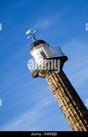 Estate morbida luce della sera sul molo Ovest faro a Whitby North Yorkshire, Inghilterra Foto Stock