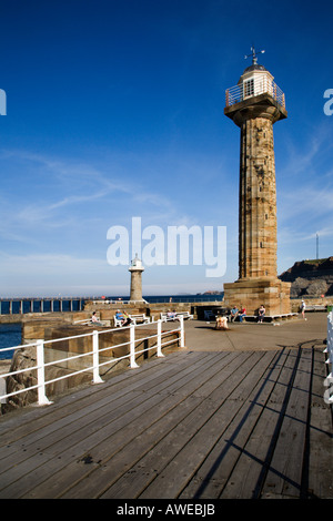 Di sera presto luce sull'Occidente e Oriente Pier fari a Whitby North Yorkshire, Inghilterra Foto Stock