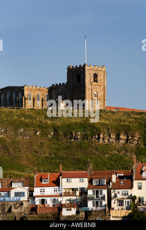 St Marys chiesa su una scogliera a Whitby North Yorkshire, Inghilterra Foto Stock