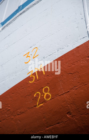 Linea Plimsoll appena dipinta sul peschereccio Macduff cantiere di riparazione navale, Scotland Regno Unito Foto Stock