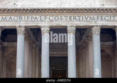 Iscrizione sull'architrave del Pantheon di Roma, Italia, Europa Foto Stock