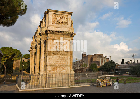 Arco di Costantino, Tempio di Venere e rovine di Roma sullo sfondo, Roma, Italia, Europa Foto Stock