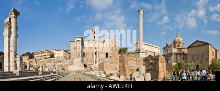 Vista della Basilica di Giulia (a sinistra) e del Tempio di Saturno e Curia (a destra) di fronte al Campidoglio, Roma, Italia, Europa Foto Stock