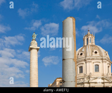 Colonne di Basilcia Ulpia sul Forum di Trajanus nella parte anteriore del SS Nome di Maria la Chiesa sulla Via dei Fori Imperiali di Roma, Italia, Foto Stock