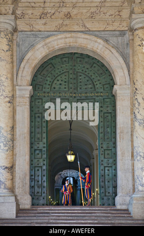 I membri della Guardia Svizzera all'ingresso del Vaticano, Piazza San Pietro, Roma, Italia, Europa Foto Stock
