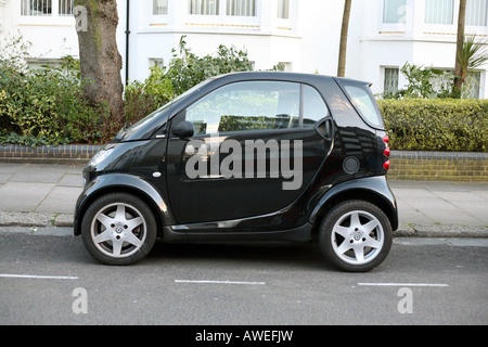 Smart auto parcheggiate sulla strada di Londra Foto Stock