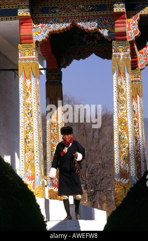 Il Bhutan Thimpu uomo pregare presso il Memorial Chorten Foto Stock