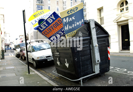 Scartato casa venduta e di lasciare segni sono stipati in un Brighton e Hove City Council bidone dei rifiuti Foto Stock