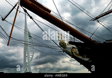 Portsmouths nuovo Spinnaker Tower a pistola Wharf Quay è visto attraverso la polena del 1860 costruito HMS Warrior Foto Stock