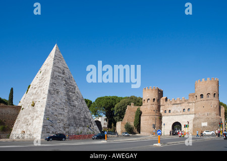 Piramide Cestia e Porta San Paolo, Roma, Italia, Europa Foto Stock